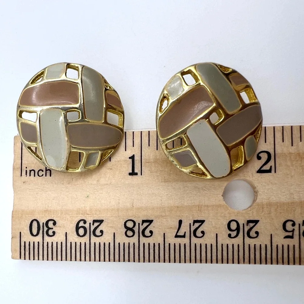 Vintage Gold Tone Enamel Geometric Button Stud Earrings Tan Beige Neutral Round
